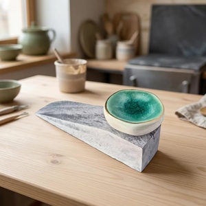 Bol en céramique bleu sarcelle avec bord doré sur support en bois pour décoration de table - Product Image 1