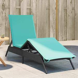 Chaise longue de patio en polyrotin noir avec accoudoirs réglables, design standard et caractéristiques confortables - Product Image 1
