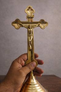 Crucifix en laiton poli avec figurine de Jésus – Décoration religieuse de table - Product Image 3