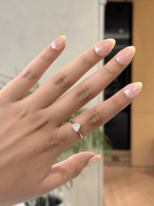 Anillo de compromiso exclusivo de oro de 18 quilates con diamante solitario de corte trillón de 2.022 quilates cultivado en laboratorio, banda cónica, para mujer, talla US 6 - Product Image 1