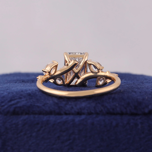 Bague de fiançailles pour femme en or rose avec diamant taille émeraude et pierres latérales en forme de poire, style romantique - Product Image 2