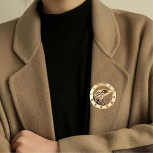 Broche Vintage Retro con Cabeza de Águila y Anillo Circular con Pentagrama, Pin Metálico Gótico Único con Diseño de Águila para Hombres y Mujeres - Product Image 2