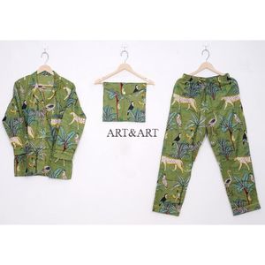 Ensemble de pyjama en coton doux et respirant imprimé à la main pour femmes, comprenant un haut boutonné et un pantalon confortable à taille élastique pour une nuit de sommeil relaxante - Product Image 6