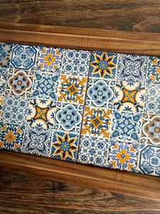 Bandeja rectangular de madera con diseño de azulejos mediterráneos, vajilla decorativa hecha a mano para fiestas, desayunos y cenas. - Product Image 4