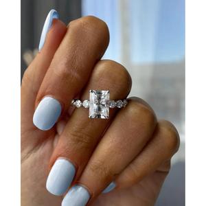 Anillo de compromiso de diamante talla radiante en oro blanco macizo con engaste de puntas, detalles redondos y banda de puntas compartidas, solitario, para aniversario o nupcial - Product Image 1
