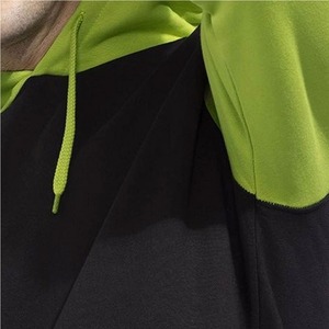 Sudadera con capucha raglán negra y verde neón para hombre - Product Image 2