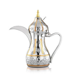 Cafetière arabe Dallah en laiton orné, fabriquée à la main, pour le service traditionnel du Gahwa dans les maisons, les hôtels et les salles de réception. - Product Image 1