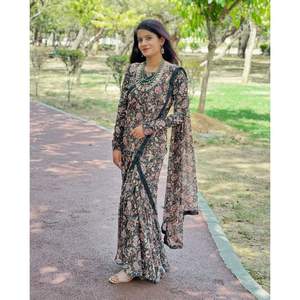 DISEÑADOR GEORGETTE IMPRESIÓN DIGITAL CON ENCAJE DE SATÉN BORDER VESTIDO SAREE NEGRO - Product Image 3