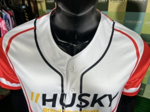 Camiseta de Béisbol Husky Blanca y Roja, Absorbente de Humedad, Sublimada, de Poliéster, Cuello en V, Deportiva, Manga Corta, para Hombre, Adulto, Corte Regular - Product Image 5