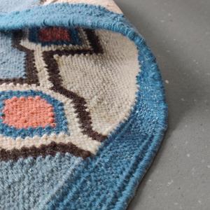 Tapis en laine fait main avec motif abstrait |   Tapis moderne écologique tissé à la main en tissage plat pour salon et chambre à coucher - Product Image 3