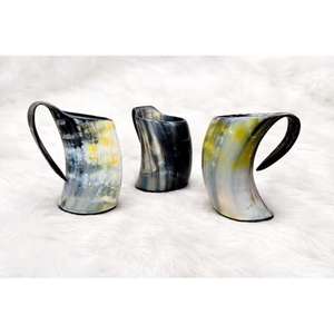 Jarra de Cuerno Vikinga Natural Hecha a Mano para Beber Cerveza, Estilo Medieval, con Base de Madera al Mejor Precio - Product Image 1