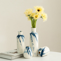 Vase en céramique vintage avec illustrations artistiques dessinées à la main, vase floral artistique, ornements à motifs bleus peints à la main