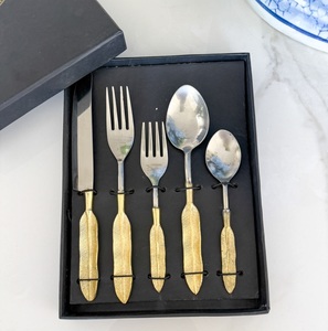Couverts en acier inoxydable bicolore avec garniture dorée en coquille de palme royale et panneau satiné - Product Image 2