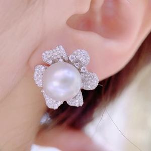 Pendientes de Plata de Ley S925 de la Serie Mariposa Revisada de Graaf con Perla Redonda Impecable de 8.5-9 mm - Product Image 4