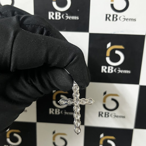 จี้ห้อยคอ RB Gems แบบปรับแต่งได้ เงินแท้ 925 รูปทรงกางเขนคริสเตียน สไตล์หรูหรา ประดับเพชรแบบ Claw Set เหมาะสำหรับทั้งชายและหญิง เครื่องประดับจี้รูปทรงศาสนา - Product Image 3
