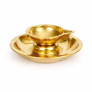 Diya Tradicional de Latón con Plato, Lámpara de Aceite Artesanal para Pooja, Soporte para Deepam/Vilakku, Decoración para el Hogar, Templo, Festivales, Regalos - Product Image 1