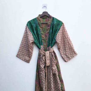 ชุดคลุมอินเดียลายดอกไม้ ผ้าไหมซารี คิโมโน ซารีวินเทจ ชุดคลุมชายหาดเนื้อนุ่ม ชุดราตรีงานปาร์ตี้ คิโมโนผ้าไหมอินเดียทำมือ ราคาขายส่ง - Product Image 1