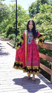Vestido largo bordado afgano para mujer, de manga larga, cuello alto, estilo bohemio, línea A, con patrón de trabajo manual en colores contrastantes - Product Image 5