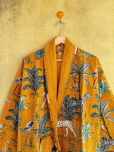 Veste Kantha en coton matelassé à séchage rapide pour femme, avec patchwork animalier brodé, col en V, manches longues, style bohème, pour la vente en gros - Product Image 2