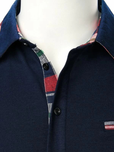 เสื้อโปโลผู้ชายสีน้ำเงินกรมท่าพรีเมียม คอปกและปลายแขนเสื้อลายสก็อตหลากสี กระเป๋าเสื้อที่อก แขนสั้น สไตล์ลำลอง เหมาะสำหรับเล่นกอล์ฟ - Product Image 5
