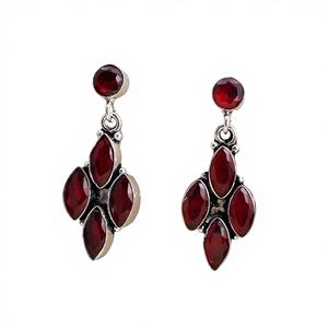 Boucles d'oreilles pendantes artisanales en laiton oxydé avec grenat, serti clos, style vintage, plaqué argent antique, bijoux indiens tendance pour soirée - Product Image 1