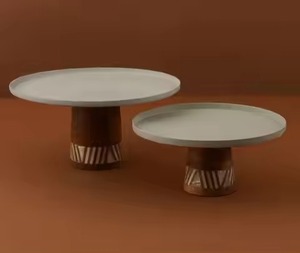 Soporte de Pastel Moderno con Base de Madera y Metal, Estilo Árabe, Esmaltado en Blanco, Pedestal Redondo para Exhibición de Postres - Product Image 1