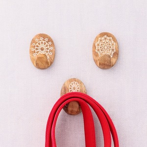Cintres en bois design personnalisables pour hôtels, surface laquée élégante, crochet chromé robuste - Product Image 1