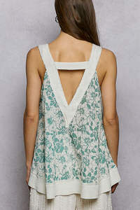 Camiseta sin mangas con cuello en V y bolsillo frontal POL Floral - Product Image 4