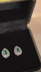 Pendientes de oro blanco con esmeraldas y diamantes de corte pera cultivados en laboratorio, certificados por IGI, joyería de lujo para bodas para mujeres. - Product Image 1