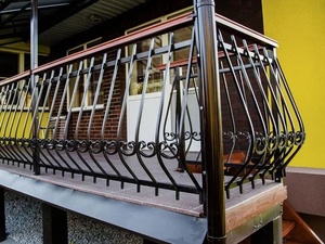 Balustrade de balcon traditionnelle en fer à fixation murale, avec un design résistant à la rouille, un montage facile et une intégration de panneaux en verre. - Product Image 4