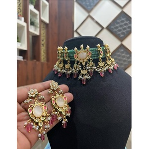 Exclusivo Juego de Collar y Aretes de Latón Chapado en Oro Antiguo de Primera Calidad con Moissanita y Kundan, Regalo para Compromiso, Boda o Fiesta - Product Image 1