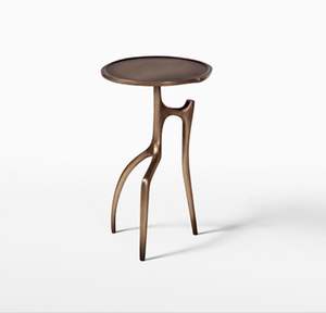 Elegante mesa auxiliar de metal diseñada con estilo minimalista y base robusta, ideal para la mesita de noche o la sala de estar. - Product Image 4