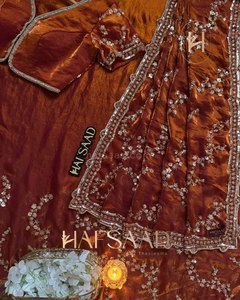 Sari de seda pura para fiestas, con brillo de terciopelo, con lentejuelas de cuentas doradas originales y delicado trabajo manual de cutdana. - Product Image 5