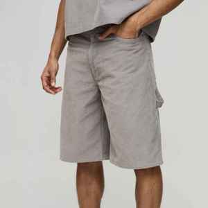 กางเกงยีนส์ขาสั้นผู้ชายแบบสั่งทำ สีพื้น เป็นมิตรกับสิ่งแวดล้อม สำหรับแฟชั่นฤดูร้อน ใส่สบายทุกวัน ผู้ผลิต OEM - Product Image 3