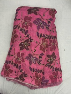 Tissu en lin pur de qualité supérieure, imprimé, naturel et respirant, idéal pour les costumes et les saris, parfait pour la confection de kurtis élégants pour femmes. - Product Image 1