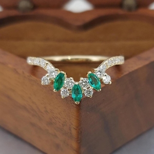Bague solitaire en or jaune 14 carats avec diamant brillant de 0,9 carat certifié IGI, cultivé en laboratoire, pierres latérales vertes, couleur F, pureté VS1, bijoux de mariée - Product Image 2