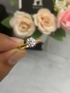 Anillo de Compromiso Solitario con Diamante Cultivado en Laboratorio de Corte Redondo Clásico para Mujer - Product Image 2
