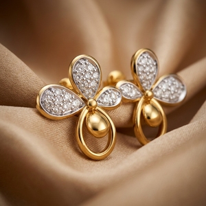 Boucles d'oreilles clous triangulaires tendance en or jaune 14 carats avec diamant de laboratoire taille ronde, design unique, pour mariages et cadeaux de fête - Product Image 3