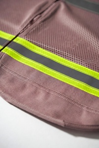 Chaleco de seguridad transpirable de alta visibilidad para hombre con franjas reflectantes y múltiples bolsillos, diseño de malla gris - Product Image 4