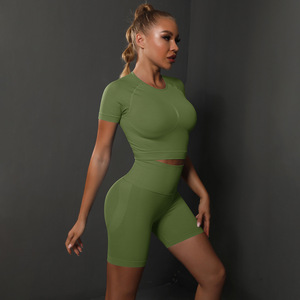 Conjunto de yoga sin costuras de 2 piezas para mujer, top corto de cintura alta y pantalones cortos tipo ciclista, ropa deportiva de manga larga - Product Image 3