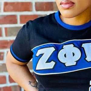 T-shirt Premium Zeta Phi Beta en Jersey Noir avec Broderie Bleue Lettres Grecques pour Femme Coupe Sportive Tenue Décontractée - Product Image 6
