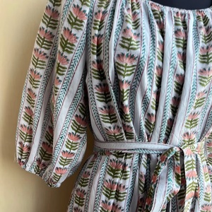 เดรสยาวแม็กซี่ผ้าฝ้ายแท้ 100% ลายดอกพิมพ์บล็อก คอกลม แขนยาว สไตล์ลำลองสำหรับผู้หญิง ขายดีประจำปี 2026 - Product Image 1