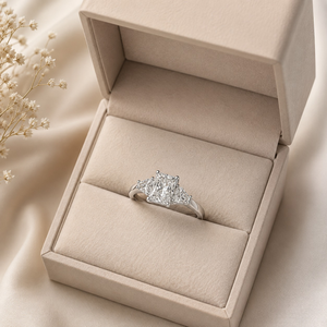 แหวนเพชรทรงครึ่งวงกลม 7x5 มม. เพชรเลี้ยงในห้องปฏิบัติการ รับรองโดย IGI ทอง 18K สินค้าหรูหรา ขายส่ง OEM คุณภาพสูงสำหรับผู้หญิง รุ่น Radiant Trio Ring ยอดนิยม - Product Image 4