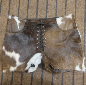 Shorts en fourrure tissée écologique à imprimé vache taille haute avec laçage sur le devant, style bohème pour femme - Product Image 1