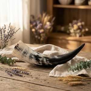 Corne à boire polie de style médiéval avec support, coupe de banquet viking, corne de vache véritable, idéale pour la bière et le vin - Product Image 1