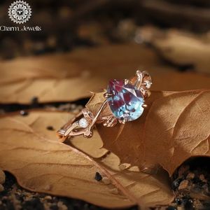 Bague de fiançailles classique et romantique en argent plaqué or rose avec moissanite taille coussin, sertie à griffes, certifiée IGI, par Charm Jewells - Product Image 4