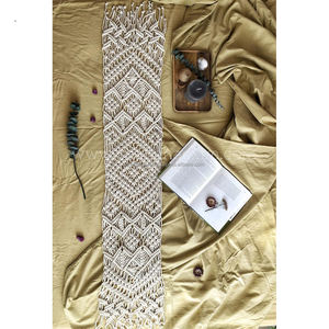 Chemin de table en macramé noué à la main, style bohème blanc, fait à la main en Inde, coton écologique, personnalisable pour les tapis rustiques - Product Image 6