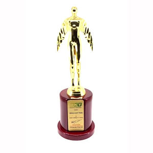 Trofeo con figura humana alada, acabado dorado y base de madera para reconocimiento de liderazgo en eventos corporativos - Product Image 1