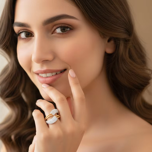 Anillo de Diamantes Minimalista con Diseño Geométrico de Vástago Dividido y Ondulado, Joyería Fina de Oro de Alta Calidad para Bodas y Fiestas - Product Image 3