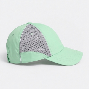 Gorra deportiva suave diseñada para un rendimiento activo con tela transpirable, ajuste cómodo y cobertura útil durante deportes y actividades al aire libre. - Product Image 6